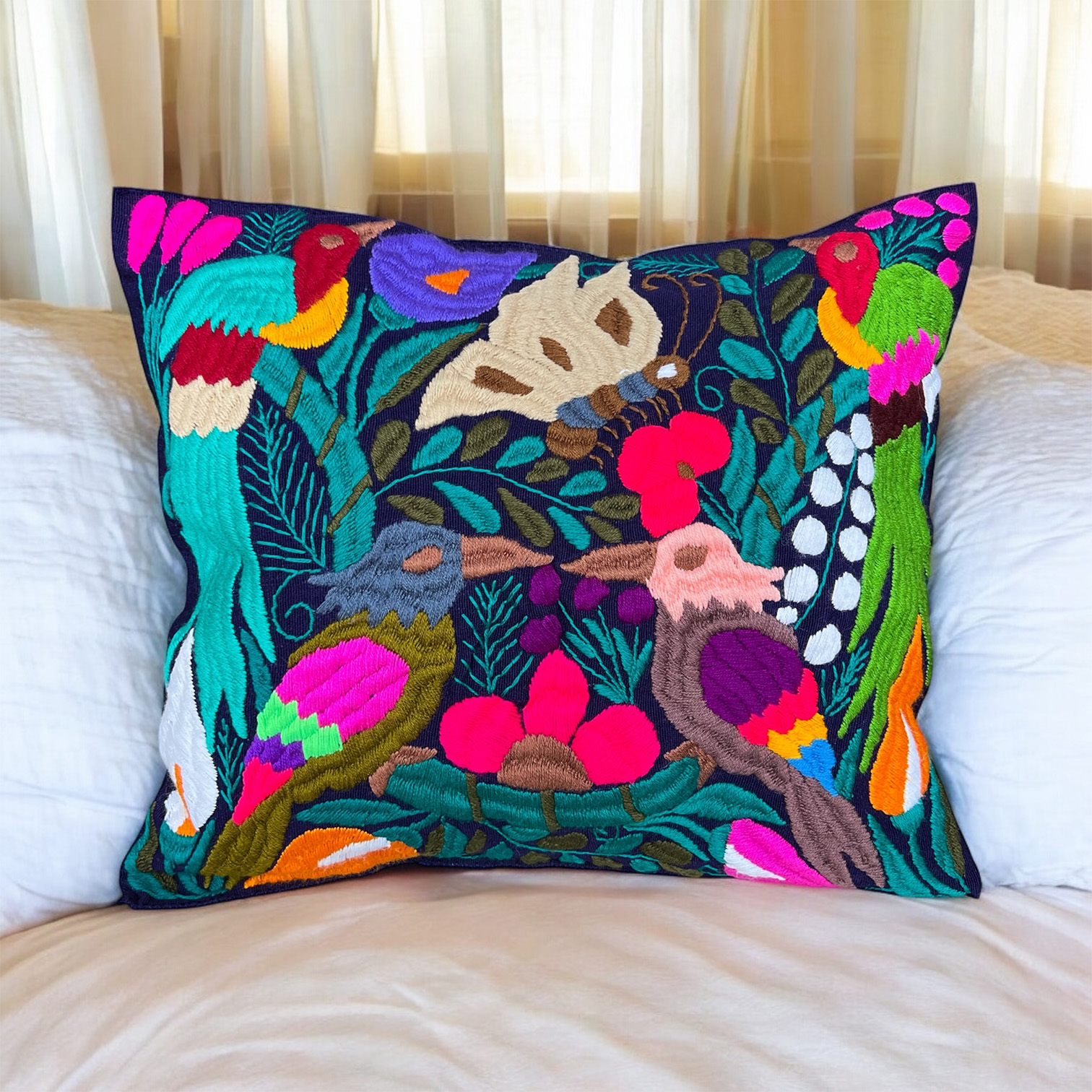 Housse de coussin brodée tropicale
